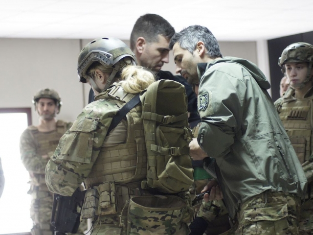 Ayudando a la soldado a equiparse.jpg